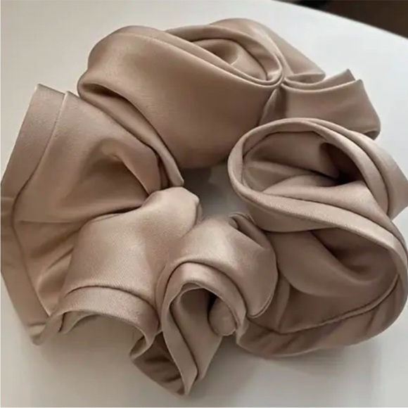 Elegant Black and Beige Hair Scrunchies Set - Picture 4 of 4